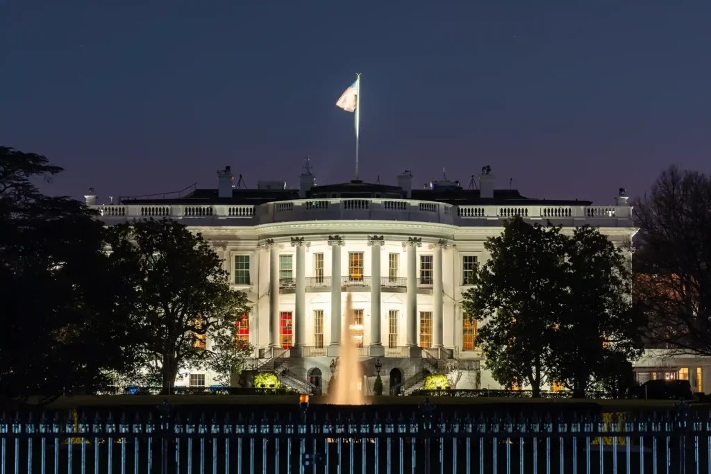 white house in DC at night.